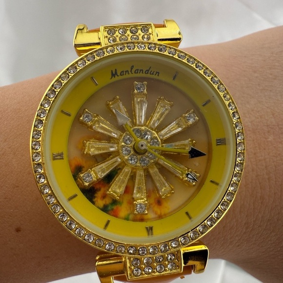 Luxury Gold Crystal Women’s Watch • Sparkling Dial • Elegant Fashion Accessory